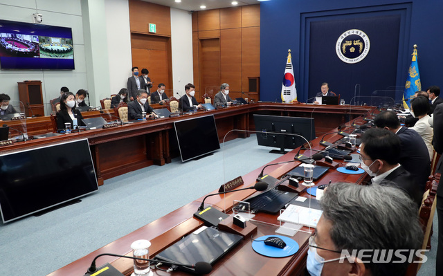 [서울=뉴시스]박영태 기자 = 문재인 대통령이 20일 오전 청와대 여민관에서 열린 국무회의에 참석해 발언을 하고 있다. 2020.10.20.&nbsp; since1999@newsis.com