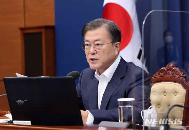 [서울=뉴시스]박영태 기자 = 문재인 대통령이 20일 오전 청와대 여민관에서 열린 국무회의에 참석해 발언하고 있다. 2020.10.20.&nbsp; since1999@newsis.com 