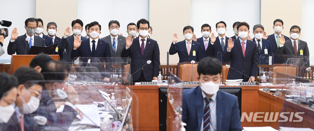 [서울=뉴시스] 최동준 기자 = 최문순 강원도지사, 원희룡 제주도지사, 이시종 충북도지사, 이철우 경북도지사(왼쪽부터)가 20일 서울 여의도 국회에서 열린 행정안전위원회의 강원도, 경상북도, 충청북도, 제주특별자치도에 대한 국정감사에 출석해 선서하고 있다. (공동취재사진) 2020.10.20. photo@newsis.com