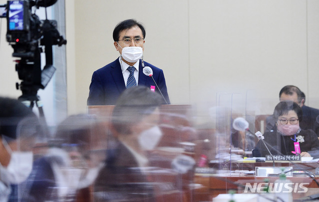 [서울=뉴시스] 전진환 기자 = 강순희 근로복지공단 이사장이 20일 서울 여의도 국회에서 열린  환경노동위원회 근로복지공단, 한국산업안전보건공단 등에 대한 국정감사에서 인사말을 하고 있다. (공동취재사진) 2020.10.20. photo@newsis.com