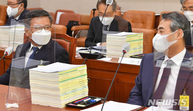 [서울=뉴시스] 전진환 기자 = 김창보 서울고등법원장(왼쪽)과 민중기 서울중앙지방법원장이 20일 서울 여의도 국회에서 열린 법제사법위원회의 서울고법·수원고법과 산하 법원들에 대한 국정감사에 출석해 대화하고 있다. (공동취재사진) 2020.10.20.&nbsp; photo@newsis.com