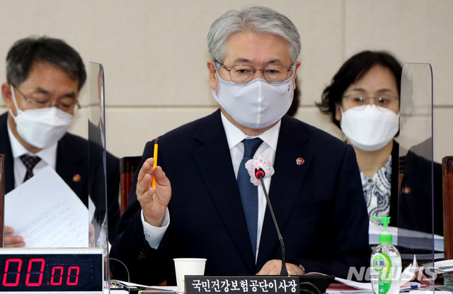 [서울=뉴시스] 최동준 기자 = 김용익 국민건강보험공단 이사장이 20일 서울 여의도 국회에서 열린 보건복지위원회의 국민건강보험공단, 건강보험심사평가원에 대한 국정감사에서 답변하고 있다. (공동취재사진) 2020.10.20.    photo@newsis.com