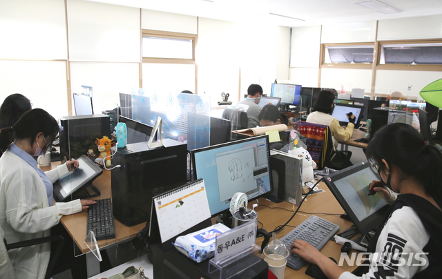 [나주=뉴시스] = 순천대학교 산학협력관에 들어선 ㈜동우에이앤이 순천지점 작업실 모습. (사진=전남정보문화산업진흥원 제공) 2020.10.20 photo@newsis.com