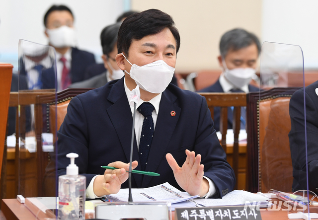 [서울=뉴시스] 김선웅 기자 = 원희룡 제주도지사가 20일 서울 여의도 국회에서 열린 행정안전위원회의 강원도, 경상북도, 충청북도, 제주특별자치도에 대한 국정감사에 출석해 답변하고 있다. (공동취재사진) 2020.10.20. photo@newsis.com