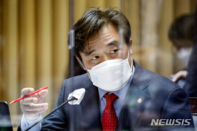 [서울=뉴시스]김병문 기자 = 정동만 국민의힘 의원이 20일 오전 서울 중구 서울시청에서 열린 서울특별시에 대한 국회 국토교통위원회(국토위) 국정감사에 참석해 질의하고 있다. 2020.10.20.&nbsp; dadazon@newsis.com