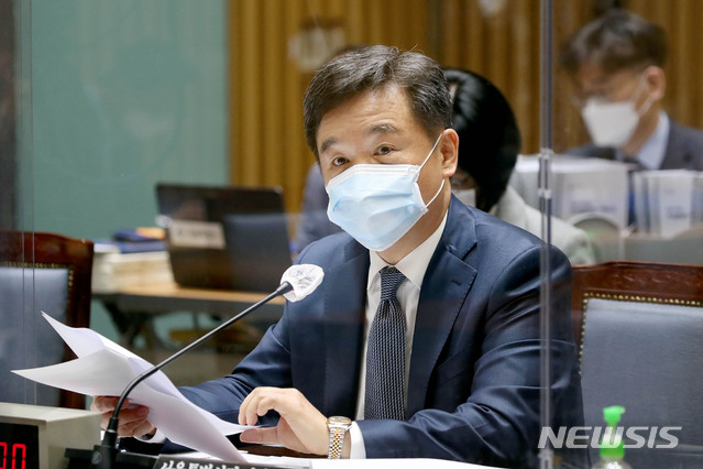 [서울=뉴시스]김병문 기자 = 서정협 서울시장 권한대행이 20일 오전 서울 중구 서울시청에서 열린 서울특별시에 대한 국회 국토교통위원회(국토위) 국정감사에 참석해 의원 질의에 답변하고 있다. 2020.10.20. dadazon@newsis.com