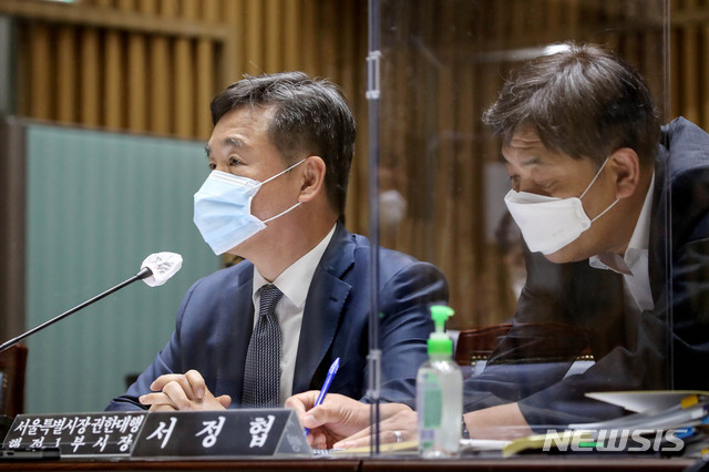 [서울=뉴시스]김병문 기자 = 서정협 서울시장 권한대행이 20일 오전 서울 중구 서울시청에서 열린 서울특별시에 대한 국회 국토교통위원회(국토위) 국정감사에 참석해 의원 질의에 답변하고 있다. 2020.10.20. dadazon@newsis.com