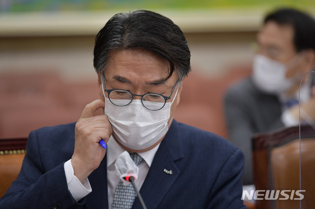 [서울=뉴시스] 최동준 기자 = 이명호 한국예탁결제원 사장이 20일 서울 여의도 국회에서 열린 정무위원회의 예금보험공사, 한국자산관리공사 등에 대한 국정감사에서 답변 중 고심하고 있다. (공동취재사진) 2020.10.20.&nbsp; photo@newsis.com