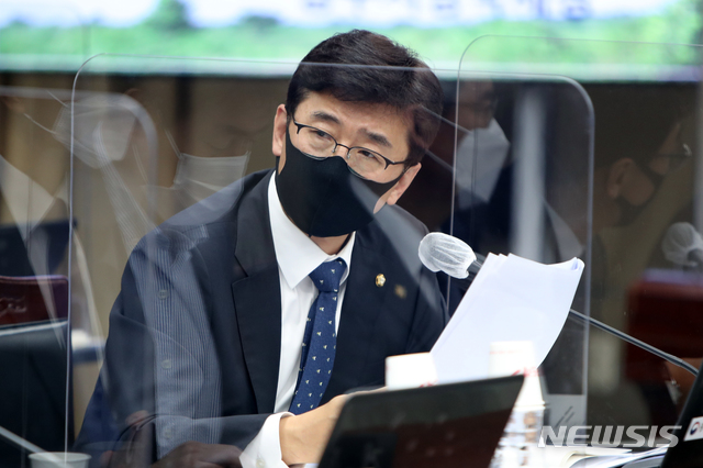 [광주=뉴시스] = 20일 오전 광주 북구 오룡동 정부광주합동청사에서 열린 국회 기획재정위원회의 광주지방국세청, 한국은행 광주전남본부·목포본부에 대한 국정감사에서 더불어민주당 고용진 의원이 질의하고 있다. (사진=광주전남사진기자회 제공) 2020.10.20.photo@newsis.com