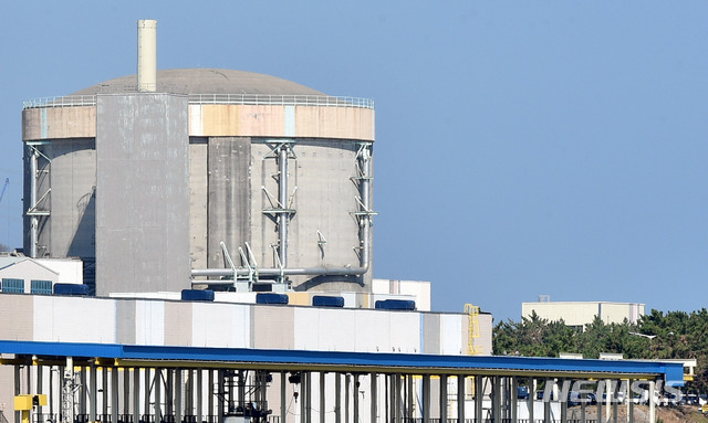 [경주=뉴시스] 이무열 기자 = 감사원이 '월성 1호'기 조기 폐쇄 타당성 관련 감사에 대해 "월성 1호기 경제성 불합리하게 낮게 평가"되었다고 발표한 20일 오후 경주시 양남면 월성원자력발전소에 운전이 영구정지된 '월성 1호기'가 보이고 있다. 2020.10.20.&nbsp; lmy@newsis.com 