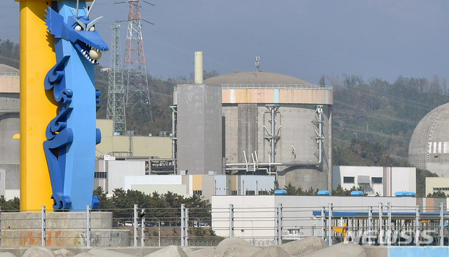 [경주=뉴시스] 이무열 기자 = 감사원이 '월성 1호'기 조기 폐쇄 타당성 관련 감사에 대해 "월성 1호기 경제성 불합리하게 낮게 평가"되었다고 발표한 20일 오후 경주시 양남면 월성원자력발전소에 운전이 영구정지된 '월성 1호기'가 보이고 있다. 2020.10.20. 2020.10.20. lmy@newsis.com