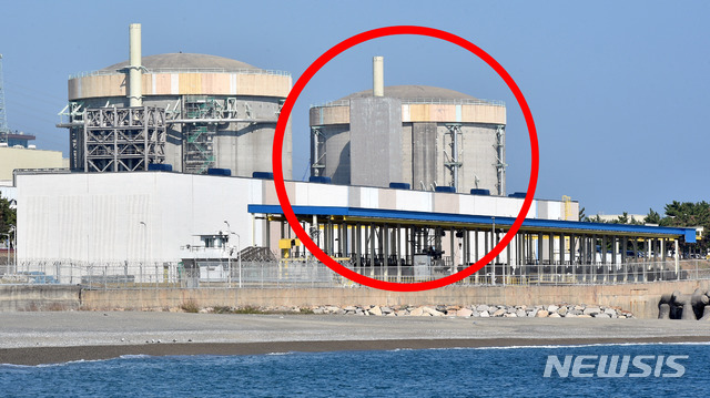 [경주=뉴시스] 이무열 기자 = 감사원이 '월성 1호'기 조기 폐쇄 타당성 관련 감사에 대해 "월성 1호기 경제성 불합리하게 낮게 평가"되었다고 발표한 20일 오후 경주시 양남면 월성원자력발전소에 운전이 영구정지된 '월성 1호기'가 보이고 있다. 2020.10.20.&nbsp; lmy@newsis.com 
