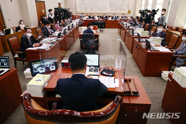 [서울=뉴시스] 김진아 기자 = 20일 오전 서울 여의도 국회에서 법제사법위원회의 서울고법·수원고법과 산하 법원들에 대한 국정감사가 열리고 있다.  (공동취재사진) 2020.10.20. photo@newsis.com