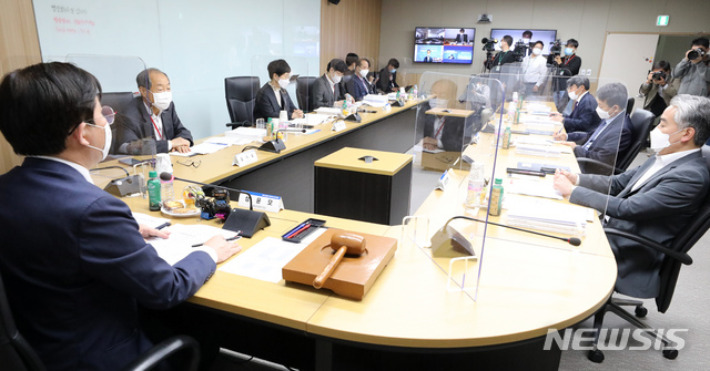 [세종=뉴시스]강종민 기자 = 성윤모 산업통상자원부 장관이 지난 10월20일 오후 정부세종청사에서 열린 제2차 상생형 지역일자리 심의위원회에서 모두발언을 하고 있다. 2020.10.20. ppkjm@newsis.com