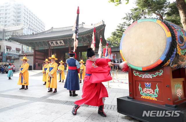 [서울=뉴시스] 고범준 기자 = 20일 오후 서울 중구 덕수궁 대한문 앞에서 신종 코로나바이러스 감염증(코로나19) 확산 여파로 중단됐던 수문장 교대의식이 진행되고 있다. 2020.10.20. bjko@newsis.com