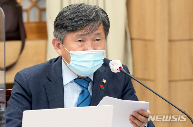 [광주=뉴시스]지난해 10월20일 오전 광주 서구 광주시교육청 2층 대회의실에서 국회 교육위원회의 전남대·전북대·제주대, 전남대병원·전북대병원·제주대병원 국정감사가 열린 가운데 더불어민주당 서동용 의원 의원이 질의를 하고 있다. 2021.10.19. photo@newsis.com