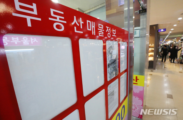 [서울=뉴시스]배훈식 기자 = 임대차 3법 시행 후 시작된 전세난이 이어진 20일 오후 서울 송파구의 한 공인중개사 사무실 부동산 매물 정보란 곳곳이 텅 비어 있다. 2020.10.20.&nbsp; dahora83@newsis.com