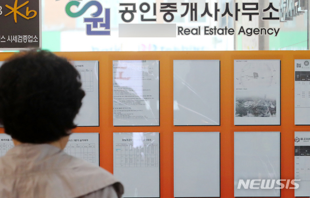 [서울=뉴시스]배훈식 기자 = 임대차 3법 시행 후 시작된 전세난이 이어진 20일 오후 서울 송파구의 한 공인중개사 사무실 부동산 매물 정보란 곳곳이 텅 비어 있다. 2020.10.20.&nbsp; dahora83@newsis.com
