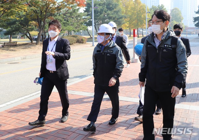 [서울=뉴시스]홍정기(가운데) 환경부 차관이 지난해 10월20일 충남 천안시 삼성전자 천안사업장을 방문해 정기검사 이행현황 및 대형화학시설의 안전관리 현황 등을 점검하고 있다. (사진=환경부 제공) 2020.10.20.&nbsp; photo@newsis.com