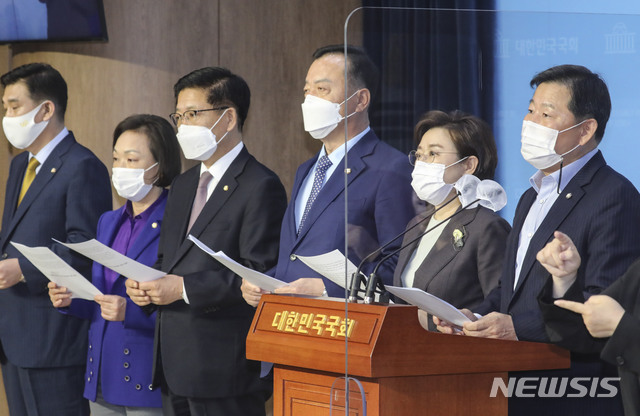 [서울=뉴시스] 김진아 기자 = 이철규 의원을 비롯한 국민의힘 산업통상자원중소벤처기업위원회 위원들이 20일 오후 서울 여의도 국회 소통관에서 월성1호기 조기 폐쇄 결정 감사원 결과 발표에 대한 긴급 기자회견을 열고 있다. (공동취재사진) 2020.10.20. photo@newsis.com