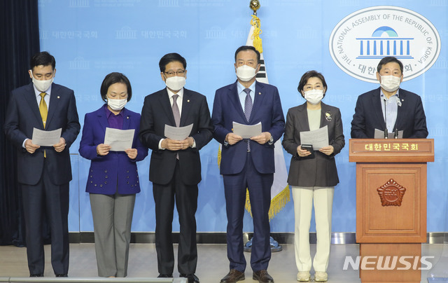 [서울=뉴시스] 김진아 기자 = 이철규 의원을 비롯한 국민의힘 산업통상자원중소벤처기업위원회 위원들이 20일 오후 서울 여의도 국회 소통관에서 월성1호기 조기 폐쇄 결정 감사원 결과 발표에 대한 긴급 기자회견을 열고 있다. (공동취재사진) 2020.10.20.&nbsp;&nbsp; photo@newsis.com