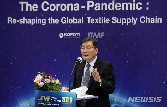 [서울=뉴시스]홍효식 기자 = 전광우 세계경제연구원 이사장이 20일 서울 중구 영원무역 명동사옥에서 열린 '2020 하이브리드 ITMF 컨퍼런스'에 참석해 포스트 코로나 시대 글로벌 경제 및 지정학적 역학의 재편 : 섬유산업의 도전과제 및 기회에 대해 기조연설을 하고 있다. 2020.10.20.&nbsp;&nbsp; yesphoto@newsis.com