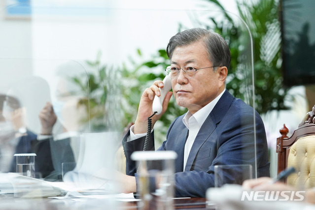 [서울=뉴시스] 문재인 대통령이 20일 청와대 여민관에서 그자비에 베텔 룩셈부르크 총리와 전화 통화하고 있다. (사진=청와대 제공) 2020.10.20. photo@newsis.com
