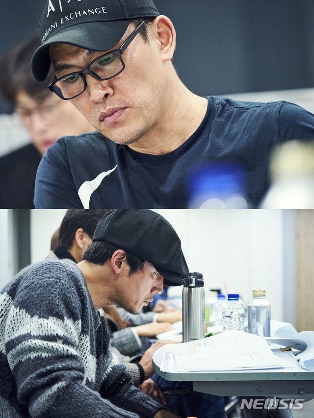 [서울=뉴시스]영화 '강릉' 리딩 현장. 배우 유오성과 장혁. (사진=(주)제이앤씨미디어그룹 제공) 2020.10.21. photo@newsis.com