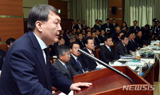 [서울=뉴시스]윤석열 검찰총장이 여주지청장이던 지난 2013년 10월21일 당시 서울고검 등에 대한 국정감사에 출석해 위원들의 질의에 답하고 있다. 2013.10.21. (사진=뉴시스DB)