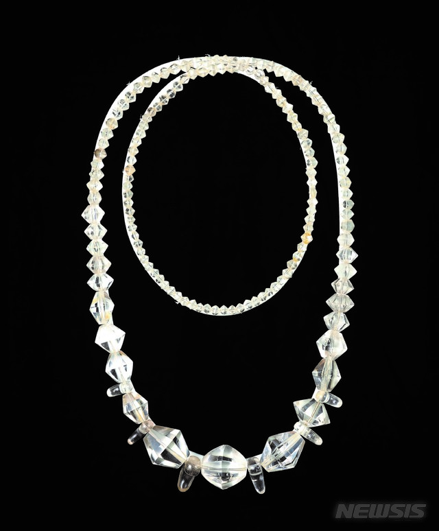 [창원=뉴시스] 김해시 양동리 270호분 출토 가야시대 수정목걸이.(사진=경남도 제공)