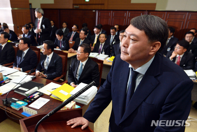 [서울=뉴시스]윤석열 검찰총장이 여주지청장이던 지난 2013년 10월21일 당시 서울고검 등에 대한 국정감사에 출석해 위원들의 질의에 답하고 있다. 2013.10.21. (사진=뉴시스DB) 