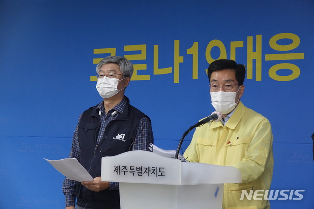 [제주=뉴시스] 임태봉(오른쪽) 제주도 보건복지국장과 배종면 도전염병관리지원단장이 21일 오전 도청 기자실에서 독감 백신 접종을 한 후 사망한 60대 남성과 관련된 브리핑을 하고 있다. kjm@newsis.com 