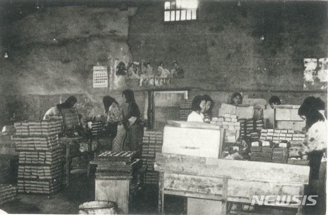 의성 성광성냥공장 근로자들이 성냥을 생산하고 있는 장면. (사진=의성군 제공)