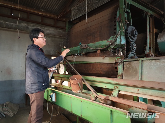  [의성=뉴시스] 김진호 기자 = 손학익 성광성냥 상무가 공장에 설치돼 있는 기계에 대해 설명하고 있다. 2020.10.21 kjh9326@newsis.com 