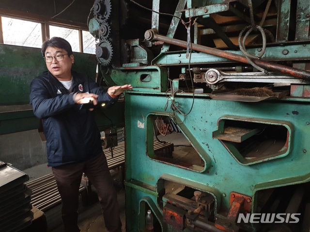 [의성=뉴시스] 김진호 기자 = 손학익 성광성냥 상무가 공장에 설치돼 있는 기계에 대해 설명하고 있다. 2020.10.21 kjh9326@newsis.com 