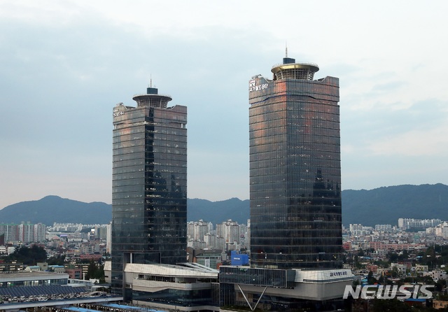 [대전=뉴시스] 대전에 위치한 철도공동사옥 전경. 오른쪽이 국가철도공단 건물이고, 왼쪽은 한국철도공사(코레일) 건물이다. (사진=뉴시스DB)