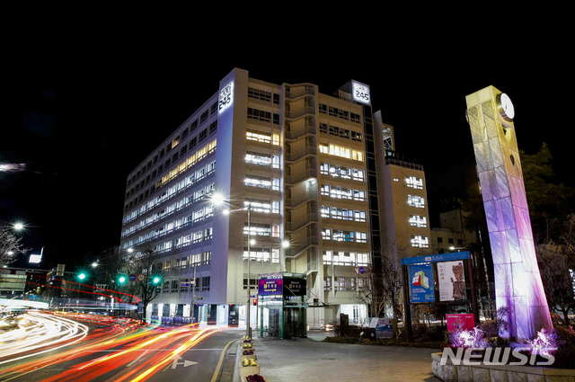 [광주=뉴시스] 송창헌 기자 = '광주 1번지'이자 5·18 당시 헬기사격의 흔적이 보존된 전일빌딩245가 문화체육관광부와 한국관광공사가 추천한 '숨은 관광지'로 선정됐다고 광주시가 21일 밝혔다. (사진=광주시 제공) 2020.10.21 photo@newsis.com