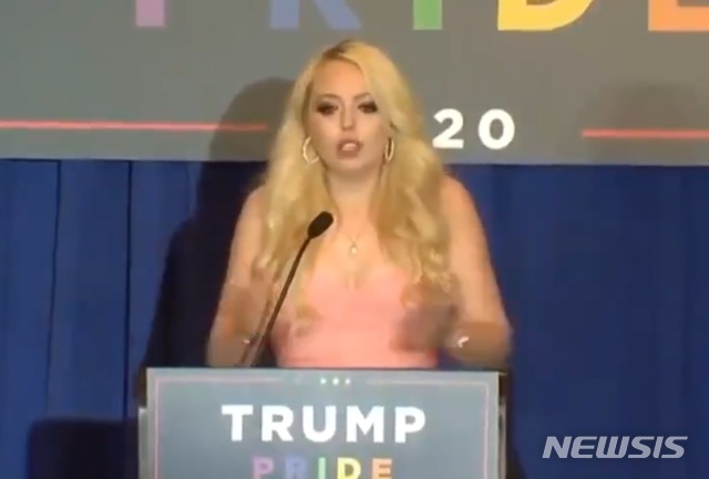 [서울=뉴시스] 도널드 트럼프 미국 대통령의 둘째 딸 티파니(27)가 플로리다주(州) 탬파의 한 호텔에서 열린 성소수자 집회에서 발언하고 있다. 트럼프 대통령을 지지하는 성소수자 집회에서 진행한 이날 연설은 수 일간 누리꾼들의 조롱을 사고 있다고 20일(현지시간) 미국 언론들이 보도했다. (사진=트위터 캡처) 2020.10.21.