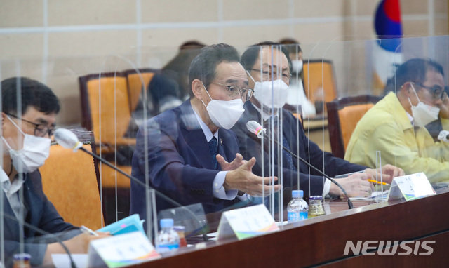 [전주=뉴시스] 21일 전북도청 종합상황실에서 열린 전북형 뉴딜 추진위원회 제2차 회의에 송하진 도지사를 비롯한 6개분과 실무추진단들이 전북형 뉴딜 추진을 위한 신규 국가사업에 대한 회의를 갖고 있다. 2020.10.21 photo@newsis.com