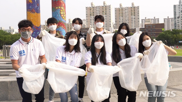 [서울=뉴시스] 해양환경 공단이 대학생 홍보대사 아라미 9기와 플로깅 챌린지를 실시하고 있다.