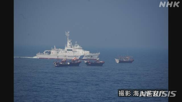 북한 공무선이 지난달 29일 동해 대화퇴의 일본 배타적 경제수역(EEZ)내를 항행하는 장면이 포착됐다고 일본 정부가 21일 발표했다. (사진출처: NHK 화면 캡처) 2020.10.21