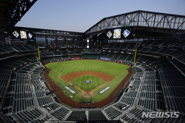 [알링턴=AP/뉴시스] 지난해 10월19일(현지시간) 미국 텍사스주에 있는 미국프로야구(MLB) 구장 글로브 라이프 필드에서 탬파베이 레이스가 로스앤젤레스 다저스와의 월드 시리즈를 준비하면서 연습하고 있다. 2021.04.05.