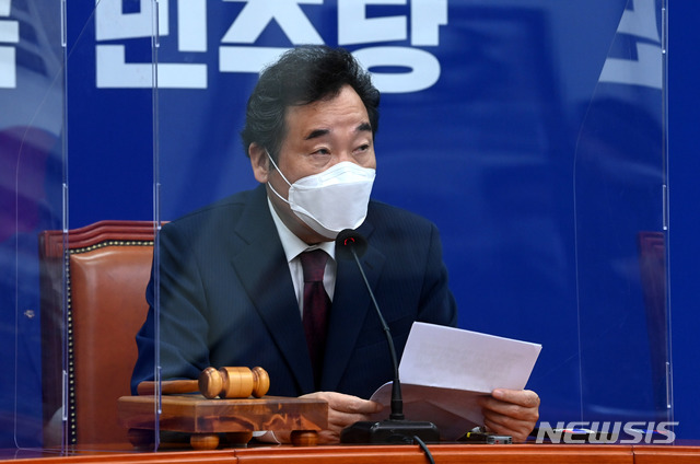 [서울=뉴시스]김선웅 기자 = 21일 오전 국회에서 열린 더불어민주당 최고위원회의에서 이낙연 대표가 모두 발언을 하고 있다. (공동취재사진) 2020.10.21. photo@newsis.com