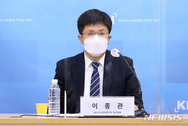 [세종=뉴시스]강종민 기자 = 이종관 KDI 한국개발연구원 연구위원이 21일 오전 정부세종청사에서 코로나19로 인한 고용충격의 양상과 정책적 시사점에 대해 설명하고 있다. 2020.10.21.&nbsp; ppkjm@newsis.com