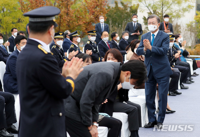 [아산=뉴시스]추상철 기자 = 문재인 대통령이 21일 오전 우한 교민 생활시설로 제공됐던 충남 아산시 경찰인재개발원에서 열린 '제75주년 경찰의 날 기념식'에 참석해 故 이준욱 경감 유가족에 박수를 보내고 있다. 2020.10.21.&nbsp; scchoo@newsis.com