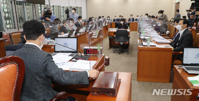 [서울=뉴시스] 최동준 기자 = 김민석 국회 보건복지위원장이 21일 서울 여의도 국회에서 열린 보건복지위원회의 한국노인인력개발원 등 국정감사에서 감사개시를 알리는 의사봉을 두드리고 있다. (공동취재사진) 2020.10.21.  photo@newsis.com 