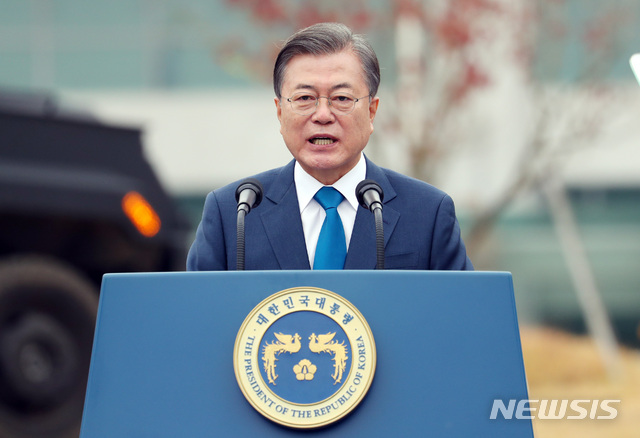 [아산=뉴시스]추상철 기자 = 문재인 대통령이 21일 오전 우한 교민 생활시설로 제공됐던 충남 아산시 경찰인재개발원에서 열린 '제75주년 경찰의 날 기념식'에 참석해 기념사를 하고 있다. 2020.10.21. scchoo@newsis.com