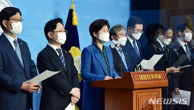 [서울=뉴시스] 최동준 기자 = 더불어민주당 백혜련 여당 간사를 비롯한 법사위원들이 21일 서울 여의도 국회 소통관에서 공수처장 후보자추천위원회 위원 추천 촉구 기자회견을 하고 있다. (공동취재사진) 2020.10.21. photo@newsis.com