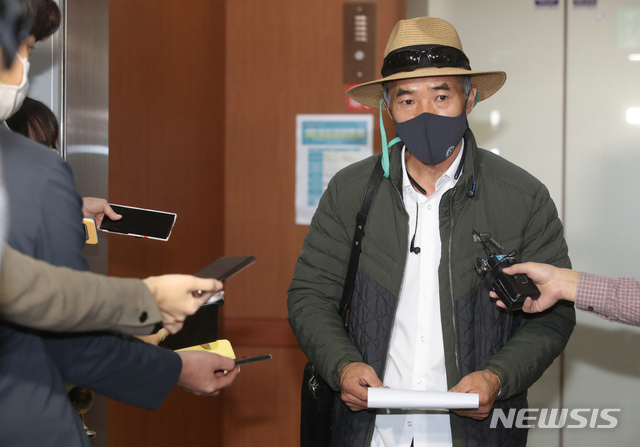 [서울=뉴시스]김명원 기자 = 北 피격 공무원 친형인 이래진씨가 21일 서울 오전 종로구 외교부 청사에서 비공개로 가진 강경화 장관과의 면담을 마친후 나서며 기자들의 질문에 답하고 있다. 2020.10.21.&nbsp; kmx1105@newsis.com 