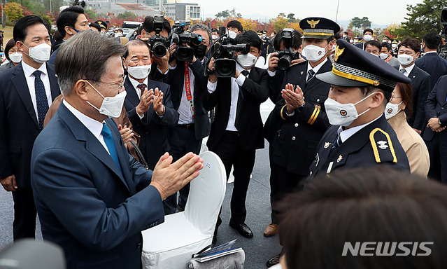 [아산=뉴시스]추상철 기자 =문재인 대통령이 21일 오전 우한 교민 생활시설로 제공됐던 충남 아산시 경찰인재개발원에서 열린 '제75주년 경찰의 날 기념식'이 끝난 후 퇴장하며 공상 경찰관 김진영 순경을 격려하고 있다. 2020.10.21. scchoo@newsis.com